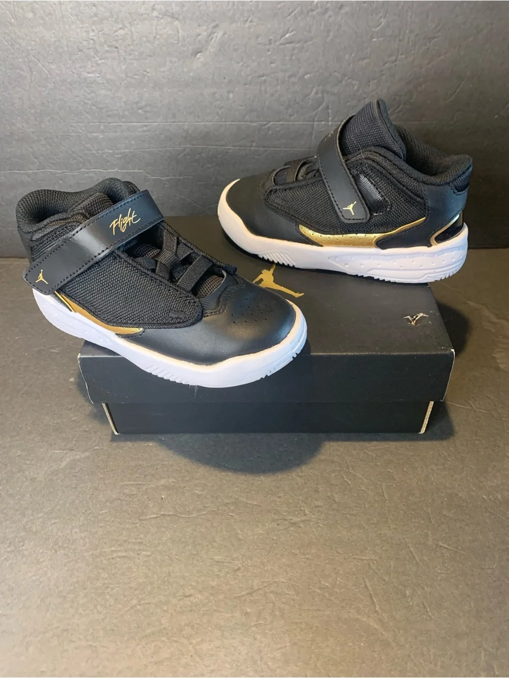 Jordan Max Aura 4 Toddler 10C Basketball Sneakers Black & Gold. NIB